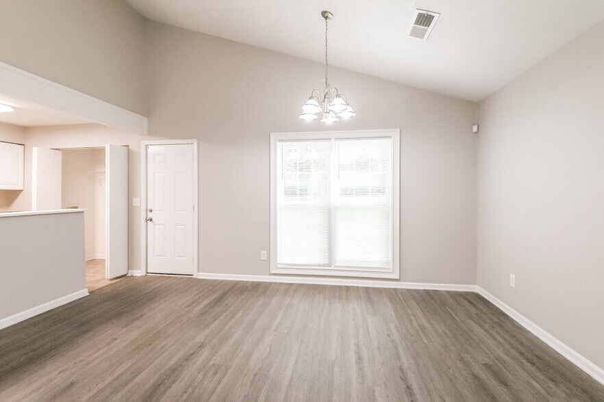 Building Photo - 9512 Forest Knoll Dr