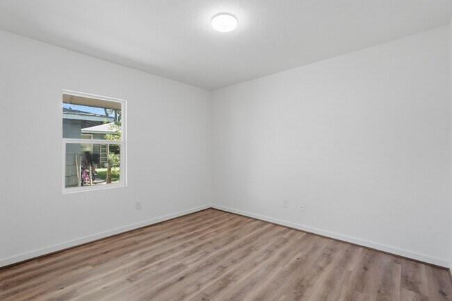 Building Photo - 5962 Ridgeway Dr