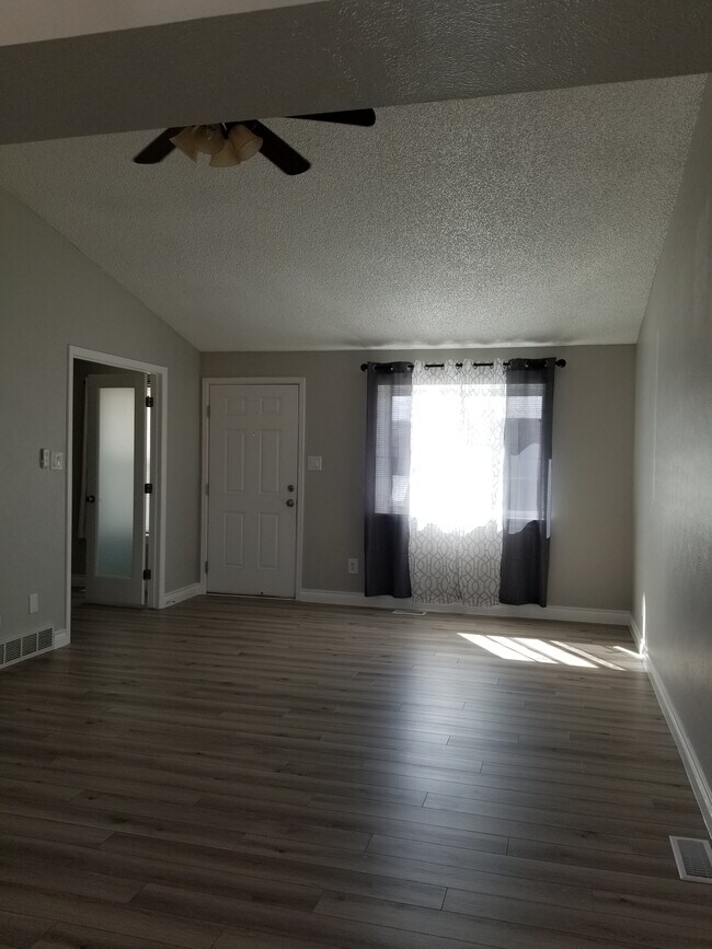 Building Photo - 2058 Sumac St