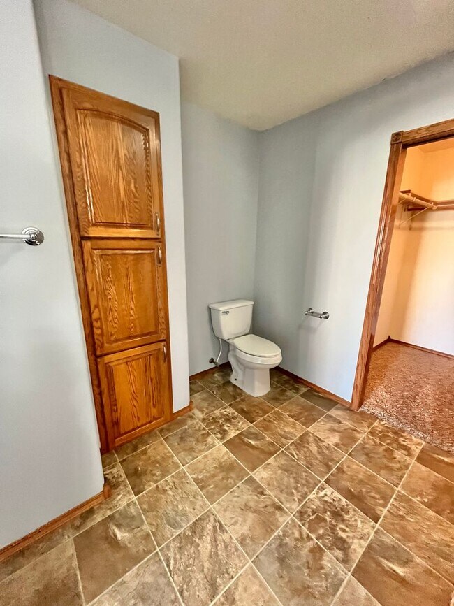 Building Photo - Spacious 4 Bed/3 Bath Twinhome in Brandon!
