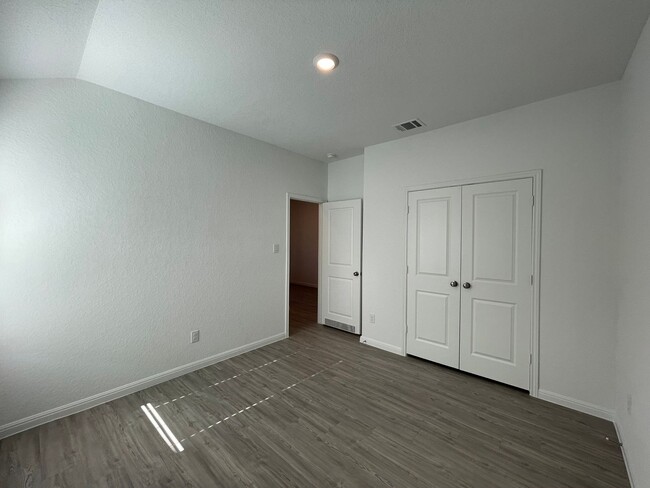 Building Photo - Luxury Vinyl Plank (No Carpet) /  Fridge I...