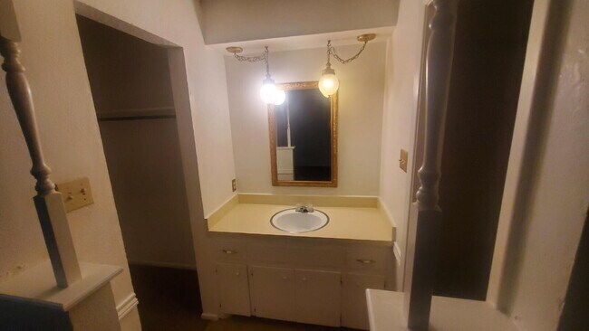 Building Photo - Centrally Located/ Convenient to Major Tho...