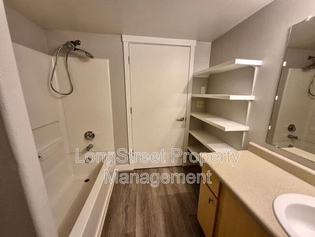 Building Photo - 9837 NE Irving St