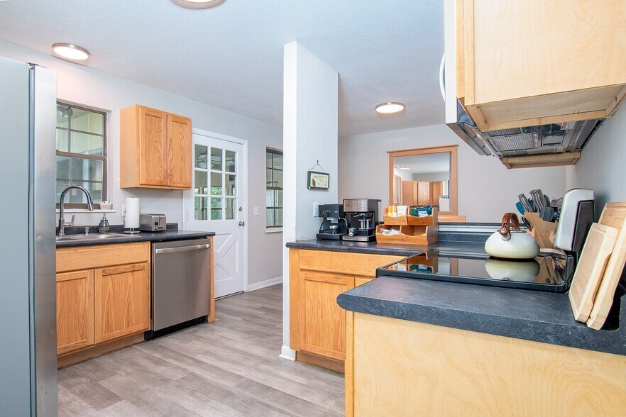 Building Photo - 2233 La Valle Dr