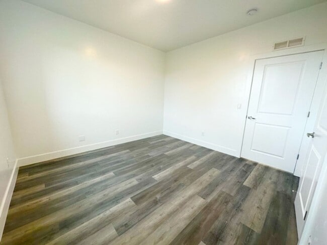 Building Photo - 1553 Clear Creek Dr