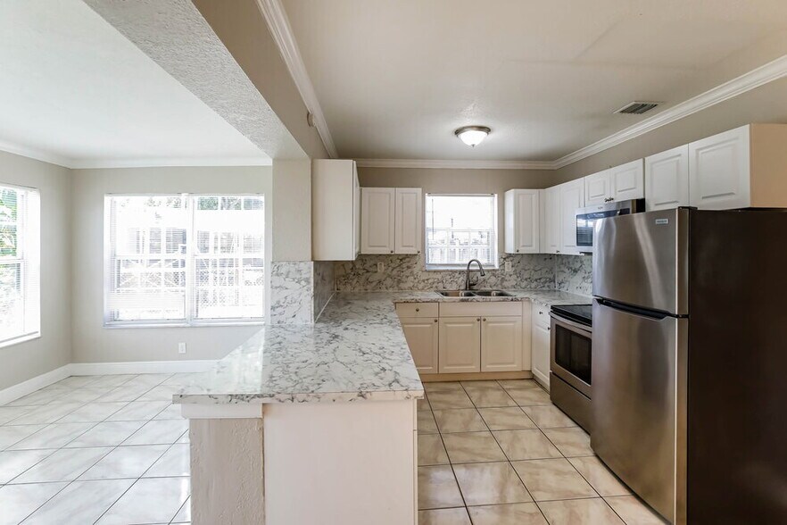 Building Photo - 2300 Desoto Dr