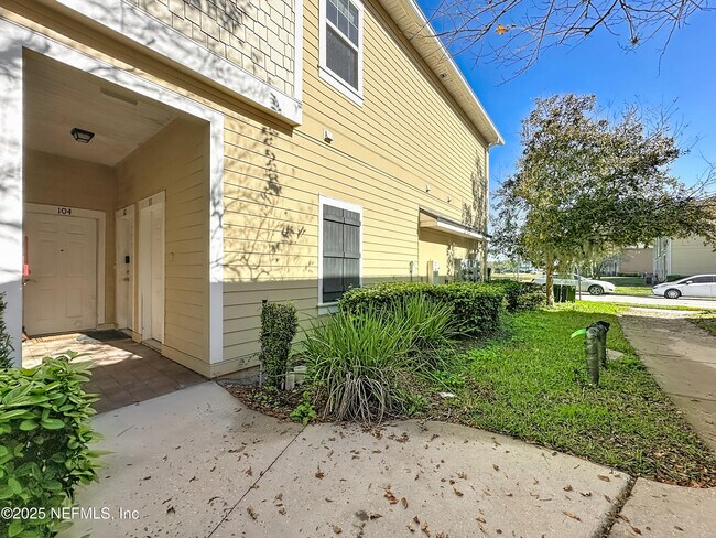 Building Photo - 218 Larkin Pl