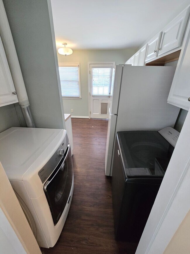 Building Photo - Newly remodeled 3 bed/1 bath home with a 1...