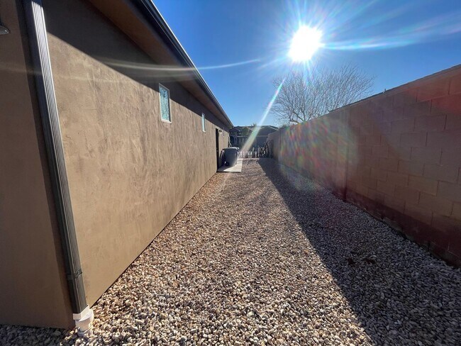 Building Photo - Beautiful Bridal Gate Estates - FIVE CAR GARAGE!!