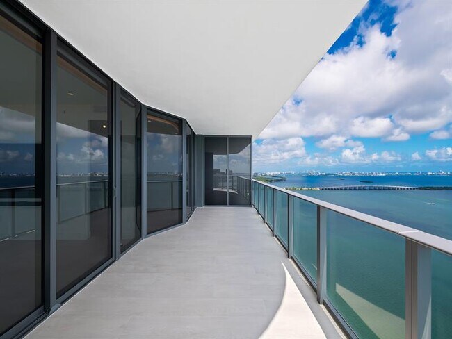 Building Photo - 700 NE 24th St