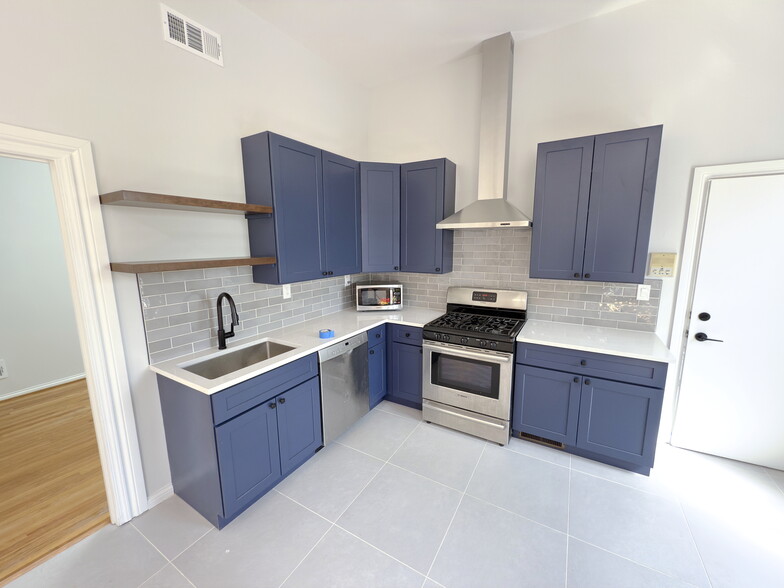 Building Photo - 646 N Damen Ave