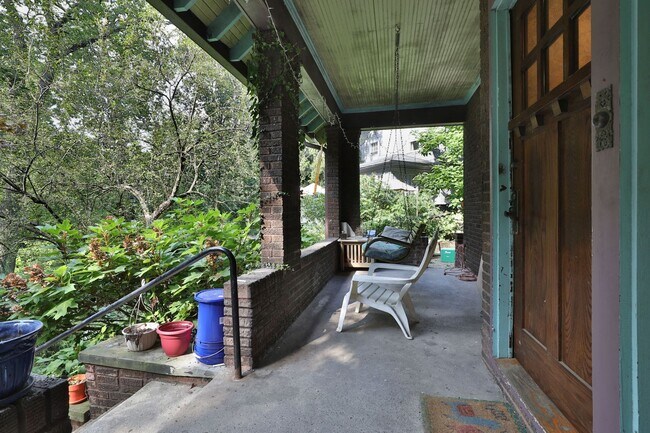 Building Photo - Highly Sought After OSU 6 Bedroom House Iuka Ravine with 2 new bathrooms and free off-street parking