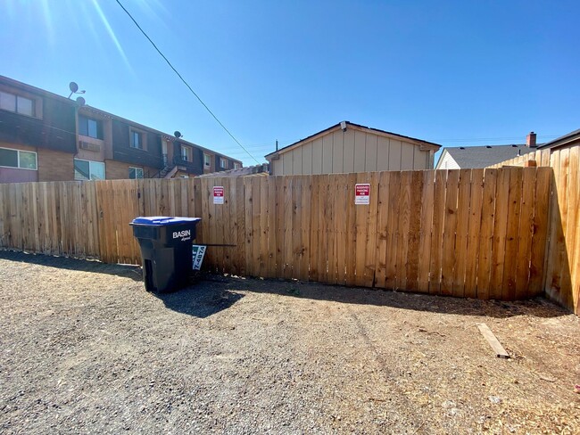 Building Photo - Updated Selah Home with Large Yard