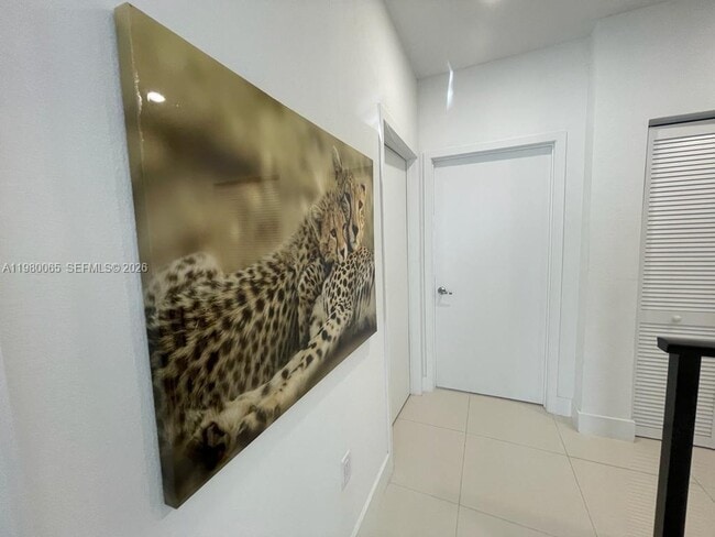 Building Photo - 302 NW 11th Ct