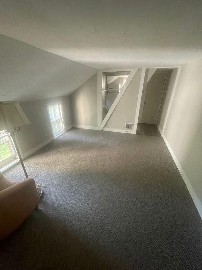 Building Photo - Large 3 bed located next to the Commuter R...