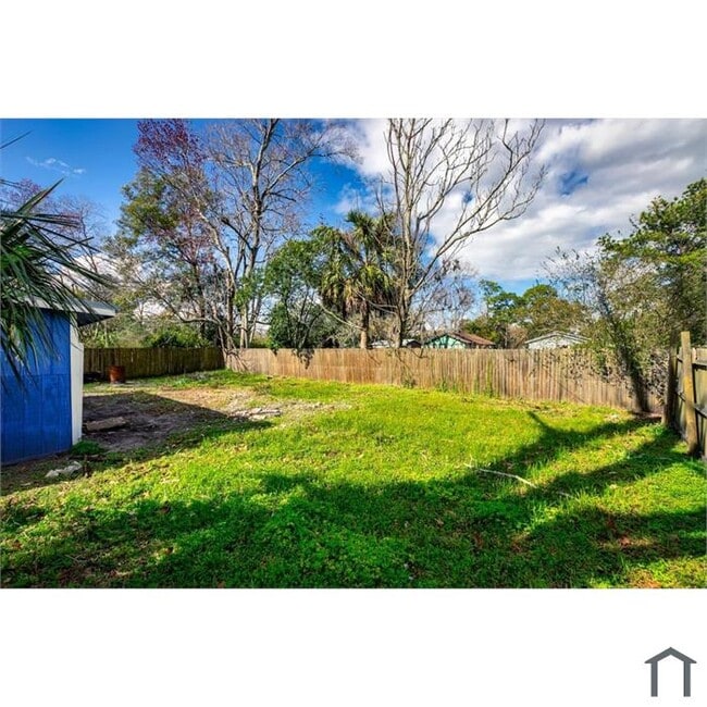 Building Photo - 531 New Berlin Rd