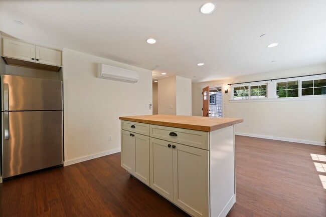 Building Photo - MOVE IN READY NOW! Stylish One-Bedroom A/C...