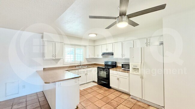Building Photo - 8960 W Royal Palm Rd