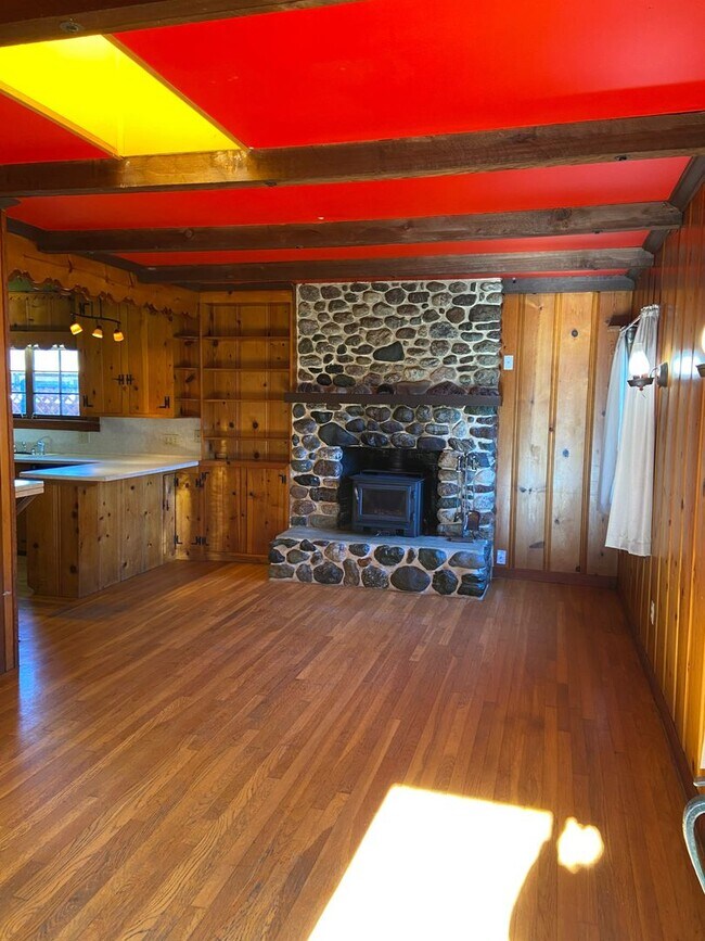 Building Photo - House with Charm, 2/1 with large garage and bonus room & bathroom