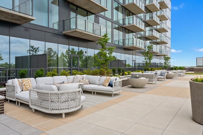 Building Photo - Premier Penthouse Suite at Seven 88 West Midtown-