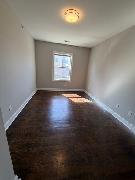 Building Photo - 742 Park Ave