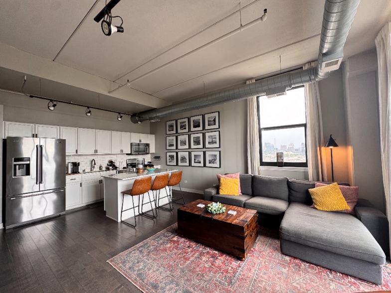 Building Photo - 811 W 15th Pl