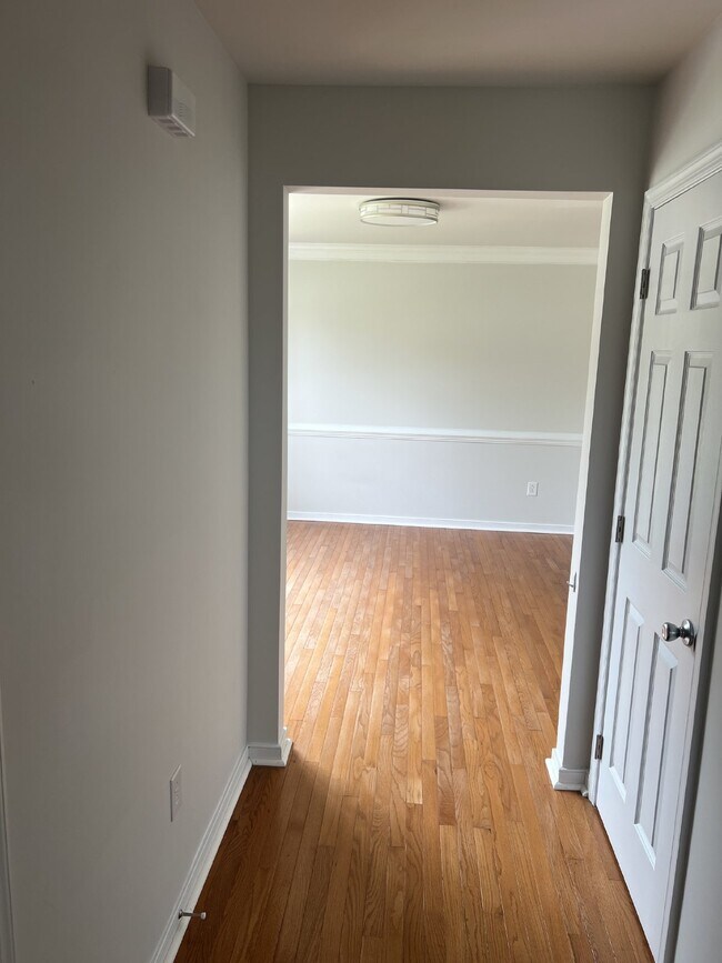 Building Photo - Spacious 6-Bedroom Home with 3 Bathrooms i...