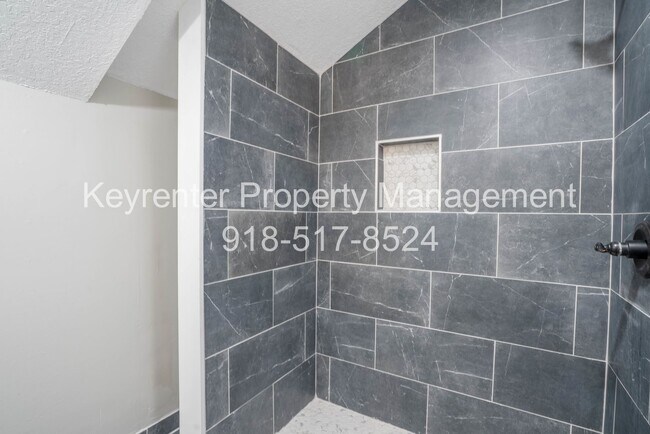Building Photo - Gorgeous 3 Bedroom Remodel, BA Schools!