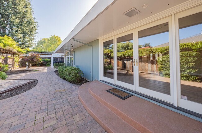 Building Photo - 509 Manor Dr