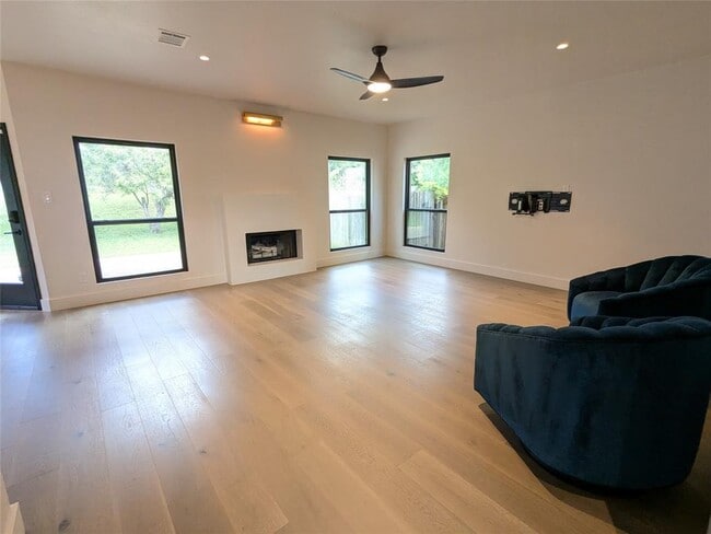 Building Photo - 9257 Scenic Bluff Dr