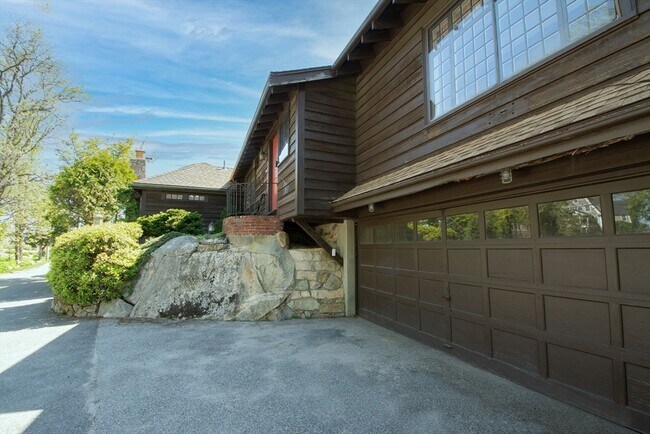 Building Photo - 19 Hobart Ln