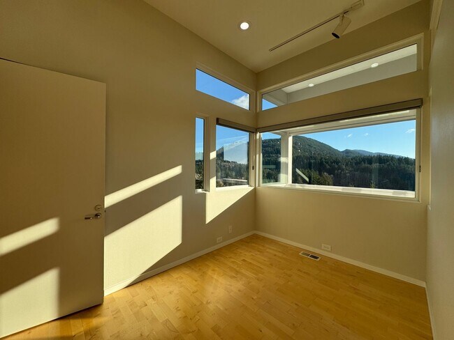 Building Photo - Breathtaking views of Chuckanut Bay!!