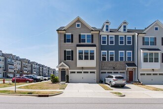 Building Photo - ***Pending*** Beautiful 4BR End-Unit Townhome in Prime Apex Location!