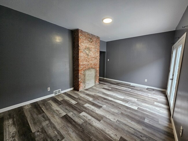 Primary Photo - Spacious 5 bedroom 1.5 bathrooms for rent ...