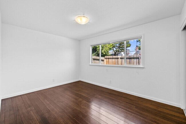 Building Photo - Updated 4 Bedroom 2 Bath North Napa Home