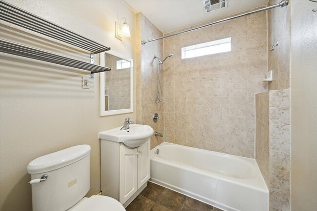 Building Photo - Heights Home for Rent! Move-in Ready