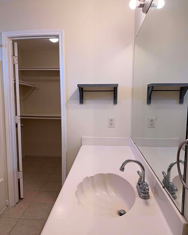 Building Photo - 18403 Willow Moss Dr