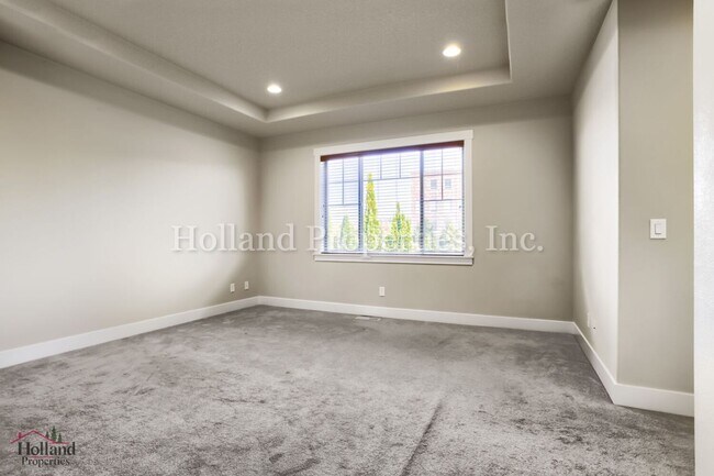 Building Photo - 17435 SW Forest Hollow St