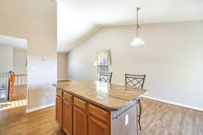 Building Photo - FENCED IN YARD!!!  Beautiful 4/3 UPDATED SF Home in Gaithersburg