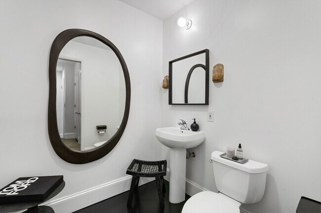 Building Photo - 845 Spring St NW