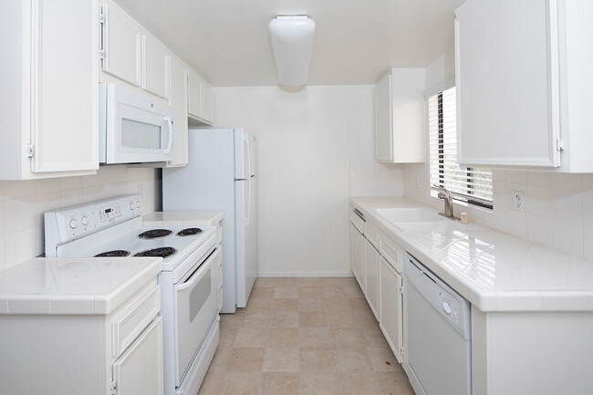 Building Photo - *OPEN HOUSE: 8/2 12:30PM-2PM* 2BR In The H...