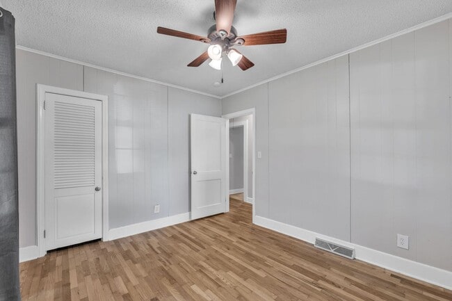 Building Photo - Well-maintained 3-bedroom, 1-bath all brick ranch offering 1,253 sq. ft. of functional living space