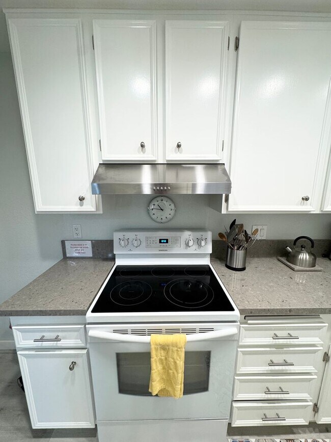 Building Photo - Long Term - Beautifully Updated 1 Bedroom Condo in Palm Springs Villas II