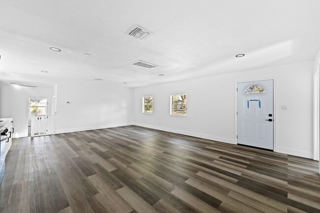 Building Photo - 10821 Cedar St