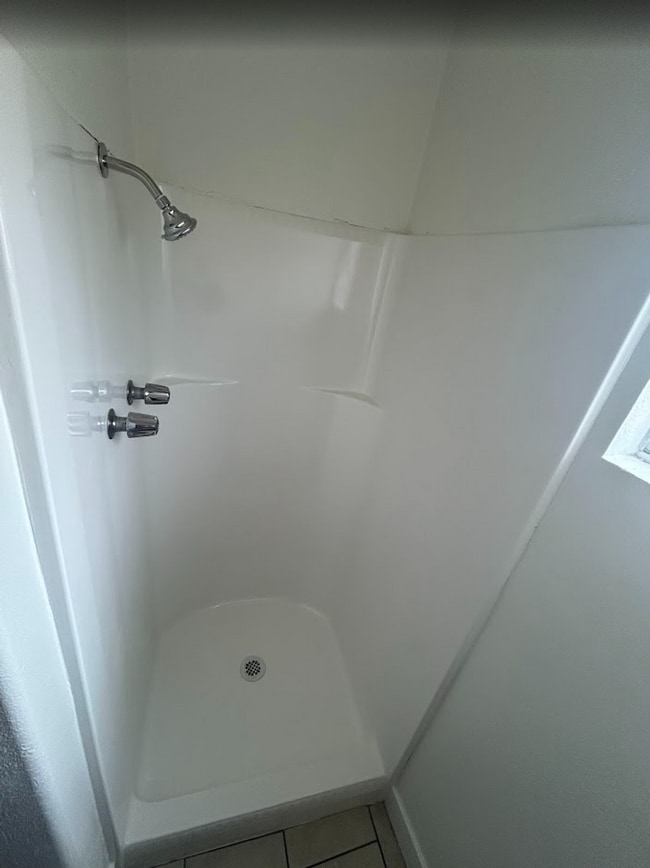 Building Photo - 1004- 06