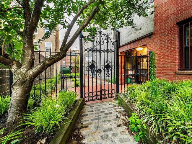 Building Photo - 219 Vine St