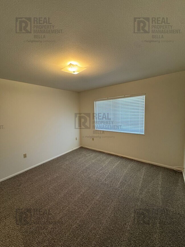Building Photo - Spacious 3-Bedroom Home with Sunroom & Upg...