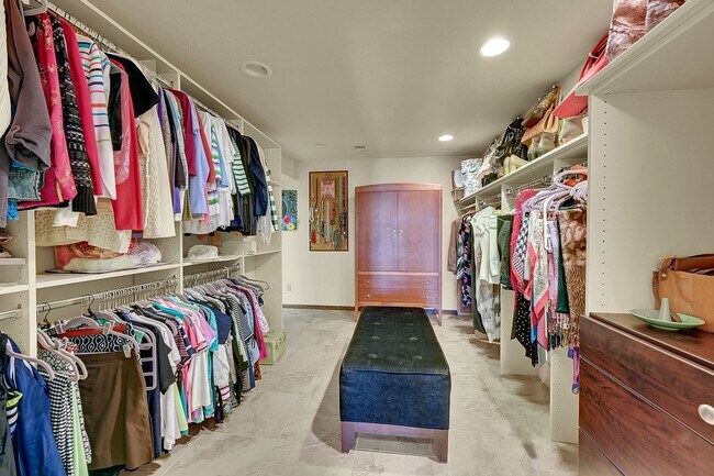 Building Photo - Backs to private lake with mountain views