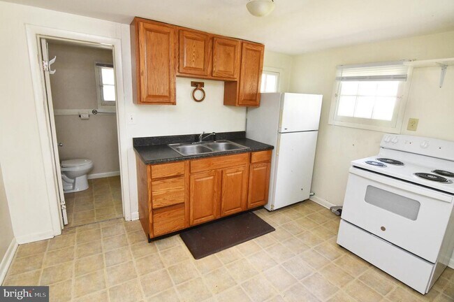 Building Photo - 122 E Monmouth St