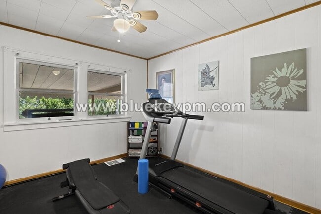 Building Photo - Fabulous Bungalow with 2 Beds, 1.5 Bathroo...